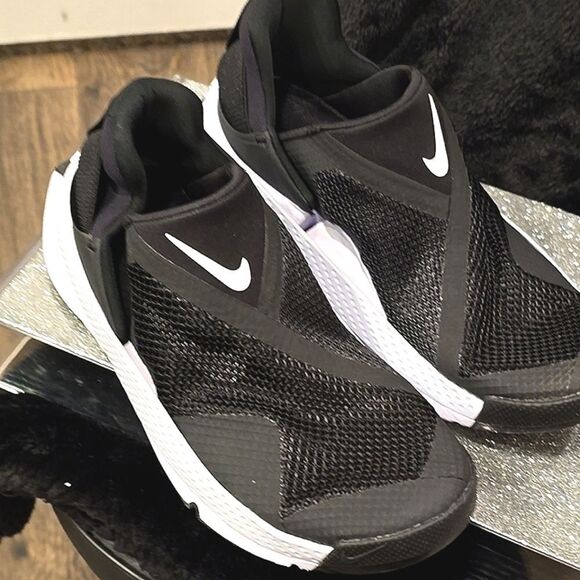 Nike Go FlyEase Easy On/Off Shoes - Picture 10 of 11